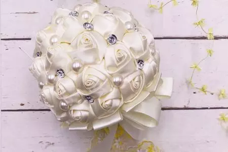 Satynowy bukiet ślubny z róż - Satynowy bukiet ślubny z róż